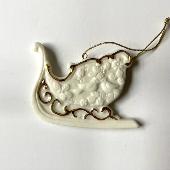 Vintage Avon Porcelain Ornaments- Angel, Wreath, Sleigh - Picture 4 of 7
